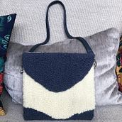 Meu projeto do curso: Técnicas de punch needle para acessórios personalizados. Arts, Crafts, Embroider, Fiber Arts, DIY, Punch Needle, and Textile Design project by Gabriela Pacheco Ferreira - 02.11.2022