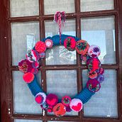 My project in Pom-Pom Design and Creation course. Un projet de Artisanat, Décoration, DIY , et Design textile de tinkerhatch - 13.02.2022