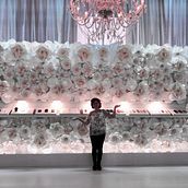 GIANT PAPER FLOWERS WALL - Pannello fiorito di 600x300cm realizzato per PURO SPA come allestimento di una parete per lo stand fieristico a IFA 2018, fiera dell’elettronica di consumo di Berlino nel 2018 e poi per una zona della hall d’ingresso della sede.. Arts, Crafts, Events, Interior Architecture, Set Design, Paper Craft, and Creativit project by Monica Dal Molin - 02.14.2022