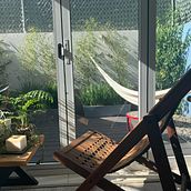 Iniciación al diseño de interiores: PATIO CONVERTIDO EN TERRAZA DISFRUTABLE. Un progetto di Architettura d'interni, Interior design, Interior Design, Interior Design e Progettazione dello spazio di Yadira Cano - 24.02.2022