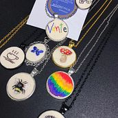 Meu projeto do curso: Bordado em miniatura: crie joias têxteis. Jewelr, Design, Embroider, and Textile Design project by Alice Evelyn Dos Santos - 03.02.2022