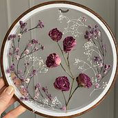 My project in Tulle Embroidery with Natural Flowers and Plants course. Un proyecto de Bordado, DIY, Diseño floral, vegetal y Diseño textil de Lola BR - 02.03.2022