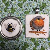 Mój projekt z kursu: Haft miniaturowy: tworzenie biżuterii tekstylnej . % manna77 tarafından hazırlanan Mücevher Tasarımı, Nakış, Ve Tekstil Tasarımı projesi - 03.02.2022