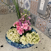 My project in Floral Arrangement Design with Seasonal Blooms course. Interior Design, L, scape Architecture, Decoration, DIY, Floral, and Plant Design project by Crystal Lutton - 03.04.2022