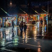 Cinematic illustration - Whitechapel at night in the rain. Un projet de Illustration numérique, Dessin artistique, Stor, telling, Dessin et Illustration traditionnelle de Patrick Shepherd - 07.03.2022