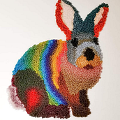 My first punch needle work, a colourful rabbit. Artes plásticas, Punch needle, Decoração de interiores, Criatividade, e Tecido projeto de AnnA - 02.01.2022