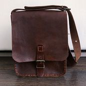 Handmade Leather Bag. Un proyecto de Diseño, Diseño de complementos, Artesanía y Costura de miro.pobox - 07.03.2022