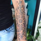 Mi Proyecto del curso: Tatuaje botánico con puntillismo. Traditional illustration, Tattoo Design, Botanical Illustration, and Design project by Maicol Andrey Castro Garcia - 03.08.2022