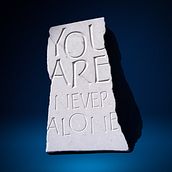 You are never alone. Un progetto di Lettering, H, lettering, Scultura e Incisione di Typophrenic (Valentina Casali) - 12.03.2022