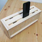 ARK Cable management wooden box and charging station. Un proyecto de Artesanía, Diseño, creación de muebles					, Diseño de interiores, DIY y Carpintería de Nicola Guglielmi - 20.02.2022