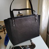 Custom handstitched leather bag @atelierjogi . Un proyecto de Diseño, Diseño de complementos y Diseño de producto de Dharshana Jogi - 15.03.2022