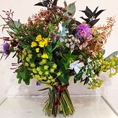 Mi Proyecto del curso: Ramo circular silvestre. Un proyecto de Diseño de interiores, Paisajismo, Decoración de interiores, DIY, Diseño floral y vegetal de Charo Montero Fernández - 18.03.2022