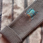 My project for course: Visible Mending: Colorful Knitwear Repair. Un proyecto de Diseño de moda, Bordado, Costura, Tejido, Upc, cling, Telar y Diseño textil de Vanda Kovács - 22.03.2022