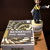 Pastel de libro con graduado futbolista. Design, and Character Design project by Cecilia Aguilar - 03.24.2022