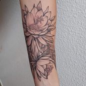 Meu projeto: Tatuagem botânica de Dama da Noite. Un projet de Illustration traditionnelle, Conception de tatouage et Illustration botanique de Marina Carvalho Pelorca - 28.03.2022