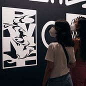 Viva con Agua St. Pauli e.V. — Quellengallerie. Un proyecto de Diseño, Arquitectura, Artesanía, Eventos, Bellas Artes, Diseño gráfico, Tipografía, Lettering, Creatividad, Diseño de carteles, Dibujo, Diseño tipográfico, H, lettering y Diseño de espacios de Rafael Bernardo - 31.03.2022