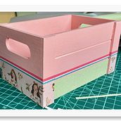 Cajita pintada con spray y decorada con papel de encuadernar y whasi tape.. Arts, Crafts, Painting, Creativit, DIY, Woodworking, Upc, and cling project by Raquel Túnez - 03.03.2022
