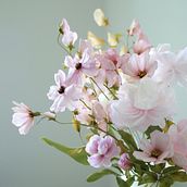 Pink florals for cake in wafer paper and sugar. Un progetto di Design, Artigianato, Eventi, Belle arti, Papercraft, Creatività, Fotografia digitale, Fotografia artistica, Instagram, Fotografia gastronomica, Composizione fotografica, Teoria del colore, Design floreale e vegetale, Food St e ling di Jacqueline Butler (Petalsweet) - 06.04.2022