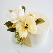 Sugar and wafer paper flowers on fondant cake. Un progetto di Design, Artigianato, Educazione, Eventi, Belle arti, Papercraft, Creatività, Fotografia artistica, Fotografia gastronomica, Design floreale e vegetale, Food St e ling di Jacqueline Butler (Petalsweet) - 06.04.2022