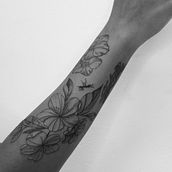 Meu projeto do curso: Tatuagem botânica com pontilhismo. Un progetto di Illustrazione tradizionale, Design di tatuaggi e Illustrazione botanica di andradef_danielle - 04.04.2022