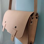 Mijn project van de cursus: Handgemaakte leren tassen creëren voor beginners. Design, Accessor, Design, Arts, Crafts, and Sewing project by Bea Thoelen - 04.09.2022