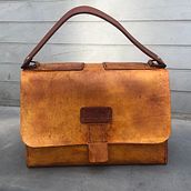 Mi proyecto final del curso: Handmade Leather Bag Creation for Beginners. Design, Accessor, Design, Arts, Crafts, and Sewing project by Minoja Gerard - 04.08.2022