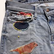 Mending the jeans of my son. Un projet de Artisanat de Johanna Fontier - 15.04.2022