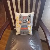 Almohadón gato. Embroider, and Punch Needle project by Marcela Carola - 04.12.2022