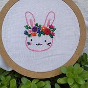 Conejito floral . Un proyecto de Diseño de complementos, Diseño de vestuario, Artesanía, Bordado, Tejido, Teoría del color y Diseño textil de Lilia Prieto - 14.04.2022