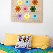 Busy Bee Flower Garden Sculpted Shag Wall Haning / Rug. Een project van Textiel y  Ontwerp van Emily Behnke - 21.04.2022
