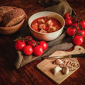 My project for course: Dark Mood Photography for Culinary Projects. Un progetto di Fotografia gastronomica, Fotografia per Instagram, Food St e ling di Petra Řádová - 22.04.2022