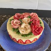 Mon projet du cours : Cake design avec des fleurs décoratives à la crème au beurre. Un progetto di Design e DIY di patrick denot - 21.04.2022