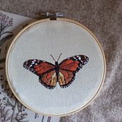 Pintura de agulha: borboleta monarca. Traditional illustration, Embroider, and Textile Design project by Fernanda Faria - 04.23.2022