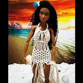 Miniature Beachy Macrame Dress. Un progetto di Design, Artigianato, Design di giocattoli, Fashion design, DIY e Macramè di Amanda - 01.05.2022