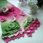 Apple Blossom Scarf. Een project van  Ontwerp y Haken van Jenny Brown - 04.05.2022