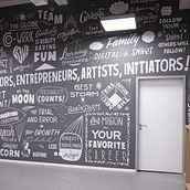 Handlettering on a wall for BTK School for Art and Design. Un progetto di Pittura, Scrittura, Lettering e Pittura acrilica di Otto Baum - 18.06.2016