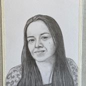 Mi Proyecto del curso: Retrato realista con lápiz de grafito. Un proyecto de Ilustración tradicional, Bellas Artes, Bocetado, Dibujo a lápiz, Dibujo, Dibujo de Retrato, Dibujo realista, Dibujo artístico y Dibujo anatómico de Natalia Mardones V - 06.05.2022