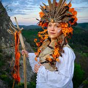 My project for course: Floral Headpiece: Using Flowers to Create Accessories. Un progetto di Design di accessori, Fashion design, DIY e Design floreale e vegetale di hamupupocska - 11.05.2022