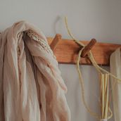 Perchero rústico hecho a mano. Un progetto di Interior design e Interior Design di Cristina Martínez - 11.05.2022