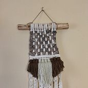 Mi proyecto del curso: Introducción al macramé: creación de un tapiz decorativo. Een project van Ontwerp van accessoires, Craft, Interieurontwerp,  Interieurdecoratie, Textiel, Macramé y Textielontwerp van Andrea Martel Sotomayor - 19.05.2022