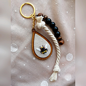 Bumblebee, Bordado en miniatura. Jewelr, Design, Embroider, and Textile Design project by Valeria López Amaya - 05.22.2022