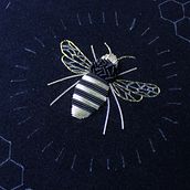 Goldwork Bee on Navy Velvet. Un proyecto de Bordado, Costura, Tejido y Artesanía de Talisa May - 22.05.2022