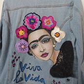 FRIDA JACKET Il mio progetto del corso: Fashion design: pittura e ricamo su indumenti. Painting, Fashion Design, Embroider, DIY, Upc, cling, and Textile Design project by Alessia Tagini - 05.26.2022