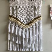Mi proyecto del curso: Introducción al macramé: creación de un tapiz decorativo. Accessor, Design, Arts, Crafts, Interior Design, Decoration, Fiber Arts, Macramé, and Textile Design project by Carla Sandoval Loyola - 06.02.2022