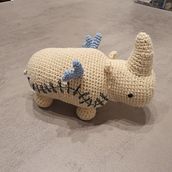 Tammy the Rhino. Arts, Crafts, To, Design, Fiber Arts, DIY, Crochet, Amigurumi, and Textile Design project by Laura Morello - 06.05.2022