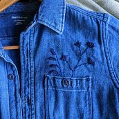 Flower embroidery on a thrifted shirt. Bordado projeto de Charissa Pomrehn - 06.06.2022