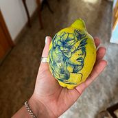 Mujer en limon y piel sintetica. Projekt z dziedziny Projektowanie tatuaż, Trad, c, jna ilustracja,  Sztuki piękne, Kreat, wność,  R, sunek art, st i czn użytkownika María Alejandra Garcia Reynoso - 06.06.2022