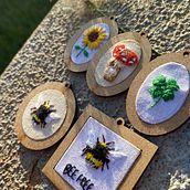 Meu projeto do curso: Bordado em miniatura: crie joias têxteis. Jewelr, Design, Embroider, and Textile Design project by Suelen Brum - 06.13.2022