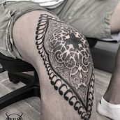 knee tattoo inspired by Persian ornaments. Een project van  Tatoeageontwerp van James Ghazali - 15.06.2022