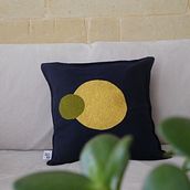 Cushion cover. Un progetto di Artigianato, Ricamo, Interior Design e Textile Design di Anna-Louise Lavigne - 16.06.2022